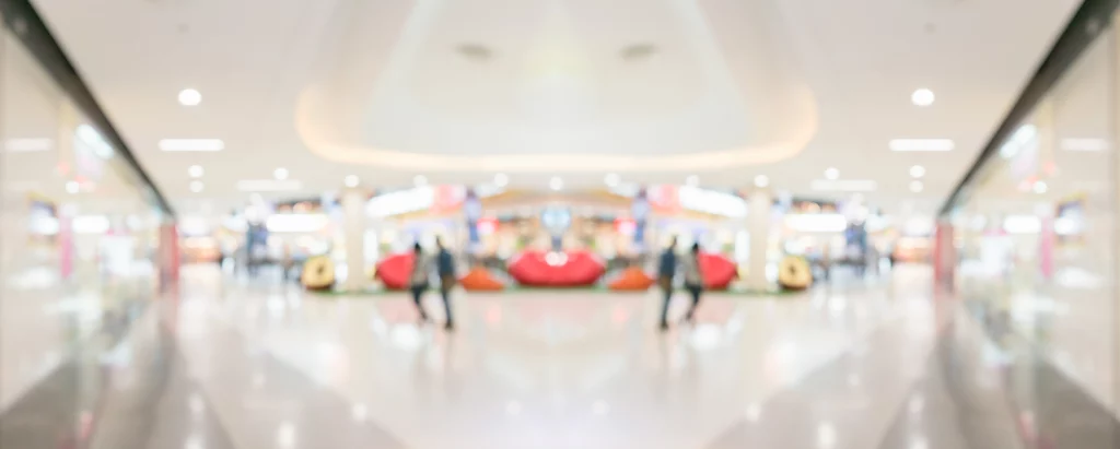 Intérieur flou abstrait d'un centre commercial moderne - Capturé en 360° pour une Visite Virtuelle Immersive